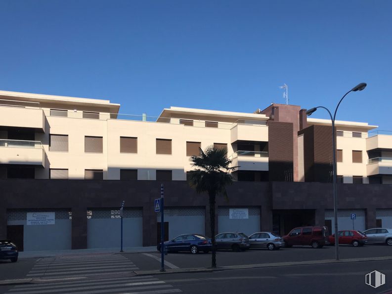 Retail for sale & for rent at Calle Pablo Picasso, Talavera de la Reina, Toledo, 45600 with building, car, sky, street light, vehicle, wheel, urban design, window, tree and city around