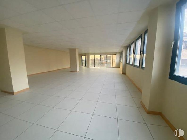 Office for rent at Avenida Irlanda, Toledo, 45005 with window, fixture, hall, flooring, floor, ceiling, space, wood, glass and symmetry around