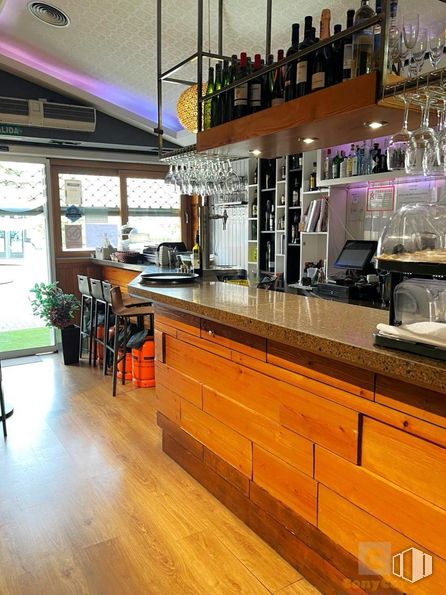 Local en alquiler en Avenida Machupichu, Hortaleza, Madrid, 28043 con ebanistería, mueble, encimera, botella, establecimiento de bebidas, barware, madera, interiorismo, suelo y cocina alrededor