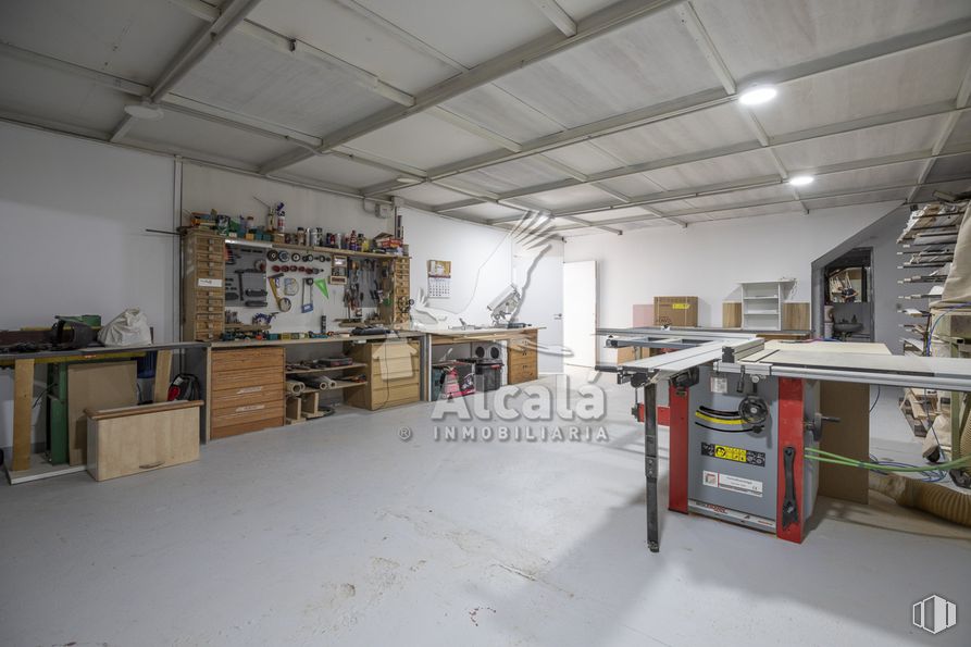 Nave en alquiler en Calle Jaén, Alcalá de Henares, Madrid, 28804 con madera, suelo, suelos, estantería, diseño automovilístico, ingeniería, máquina, ebanistería, techo y habitación alrededor