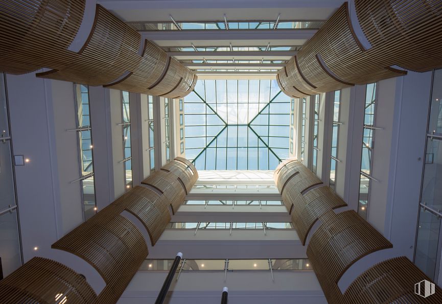 Oficina en alquiler en Edificio Delta Nova IV, Avenida Manoteras, 46, Hortaleza, Madrid, 28050 con cielo, propiedad, edificio, ventana, luz, sombra, madera, diseño de interiores, textil y arquitectura alrededor