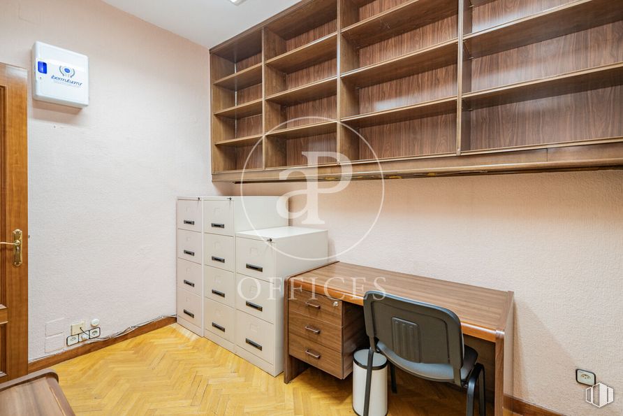 Oficina en alquiler en Calle San Bernardo, Centro, Madrid, 28015 con cajonera, estantería, silla, ebanistería, mueble, cajón, estante, madera, estantería y interiorismo alrededor