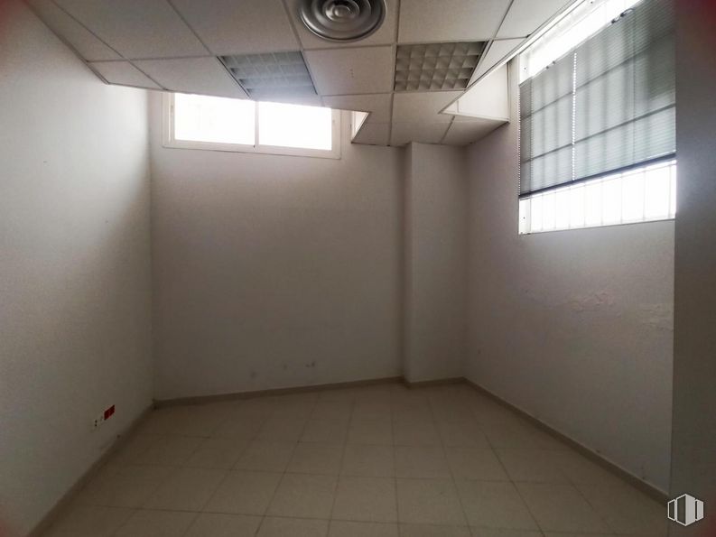 Local en alquiler en Avenida Plaza de Toros, Toledo, 45003 con ventana, accesorio, edificio, techo, suelos, tintes y matices, madera, sombra, hall y habitación alrededor