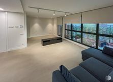 Oficina en alquiler en Zona Colombia, Chamartín, Madrid, 28016 con sofá, ventana, propiedad, interiorismo, edificio, suelos, suelo, sombra, sala de estar y sofá estudio alrededor