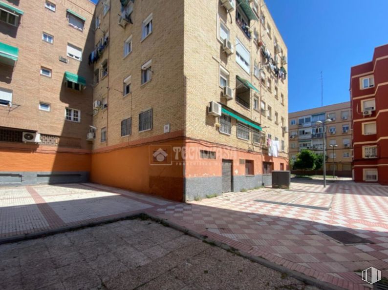 Local en venta en Zona Juan de la Cierva, Getafe, Madrid, 28903 con edificio, ventana, diseño urbano, superficie de la carretera, bloque de pisos, barrio, cielo, condominio, zona residencial y inmobiliario alrededor