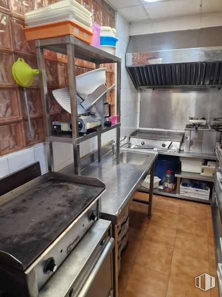 Local en alquiler en Ronda Pescadería, 35, Alcalá de Henares, Madrid, 28801 con propiedad, madera, interiorismo, edificio, encimera, aparato de cocina, suelo, cocina, suelos y gas alrededor