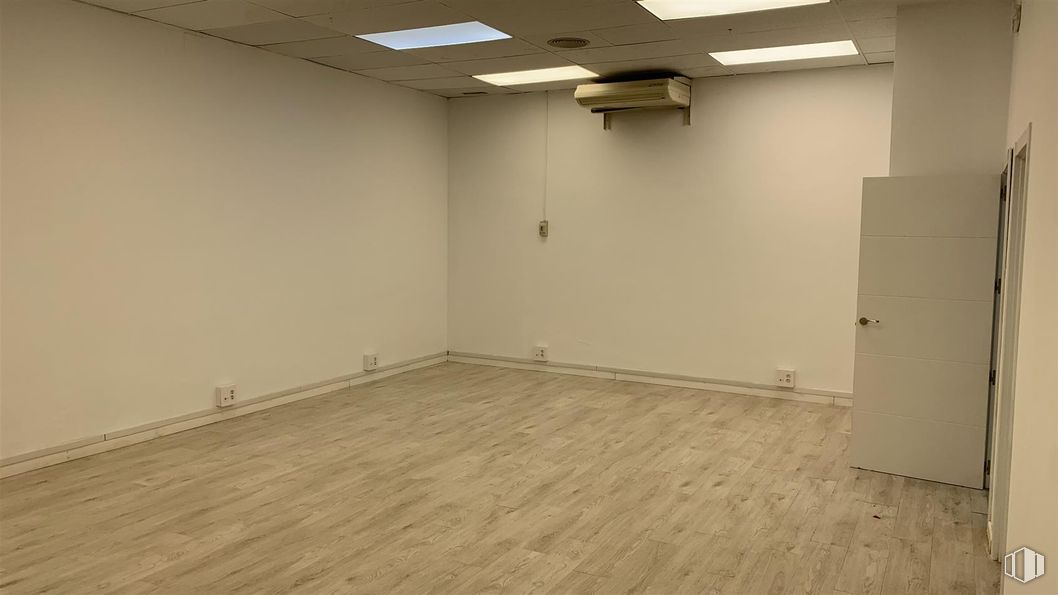 Local en alquiler en Paseo Conde de Sepulveda, 24, Segovia, 40006 con lámpara, alumbrado, puerta, suelos, suelo, pared, suelos de madera, madera, techo y interiorismo alrededor