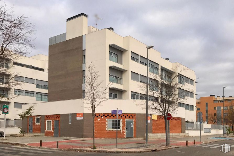 Local en alquiler en Calle Beatriz Galindo, 7, Torrejón de Ardoz, Madrid, 28850 con edificio, nube, cielo, propiedad, ventana, diseño urbano, árbol, bloque de torre, condominio y barrio alrededor