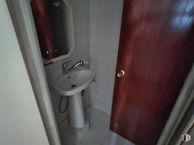 Retail for sale at C.C. Zocoslada, Avenida de España, 23, Coslada, Madrid, 28820 with sink, plumbing fixture, toilet, bathroom, purple, bathroom sink, urinal, toilet seat, tap and wood around