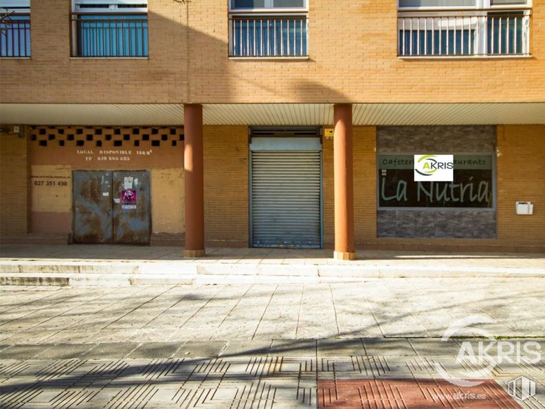 Retail for sale at Calle Islas Columbretes, Fuencarral - El Pardo, Humanes de Madrid, Madrid, 28970 with window, building, door, wood, road surface, asphalt, brickwork, brick, architecture and shade around