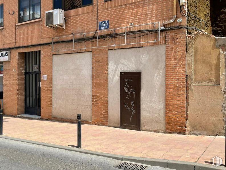 Retail for sale at Calle Ingeniero Mariño, Guadalajara, 19001 with window, door, brown, road surface, wood, brickwork, building, sidewalk, brick and facade around