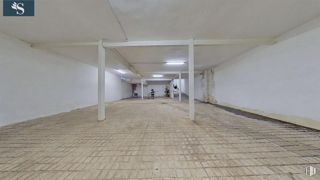 Nave en alquiler en Calle Hierbabuena, Tetuán, Madrid, 28039 con hall, suelo, accesorio, suelos, material compuesto, techo, diseño urbano, hormigón, vidrio y simetría alrededor