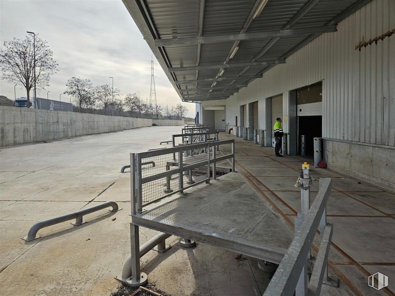 Nave en alquiler en Polígono industrial Mejorada del Campo Sur, Mejorada del Campo, Madrid, 28840 con persona, cielo, nube, madera, árbol, tintes y matices, material compuesto, zona urbana, hormigón y sombra alrededor