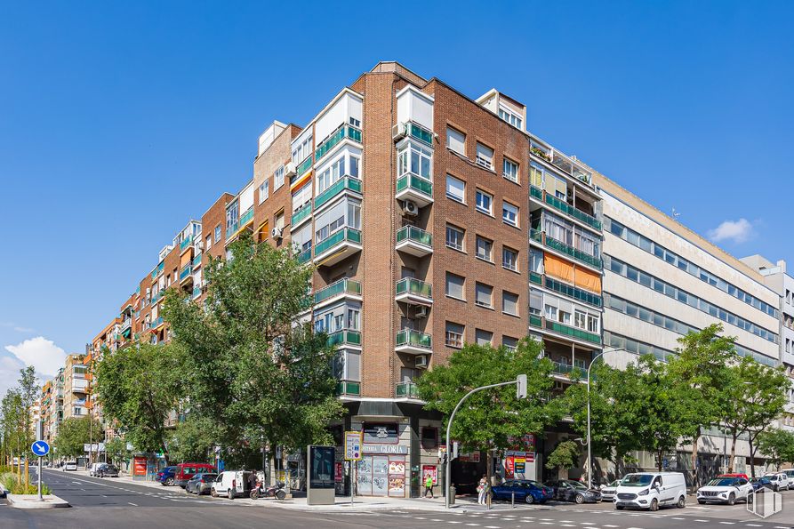 Retail for rent at Calle Cavanilles, Retiro, Madrid, 28007 with building, city, urban area, apartment, neighbourhood, town, metropolitan area, residential area, urban design and condominium around