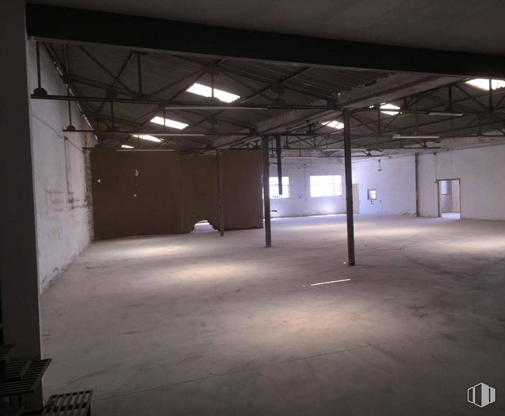 Industrial for sale at Calle Colmena, 8, San Martín de Valdeiglesias, Madrid, 28680 with building, architecture, fixture, hall, flooring, wall, floor, shade, tints and shades and ceiling around