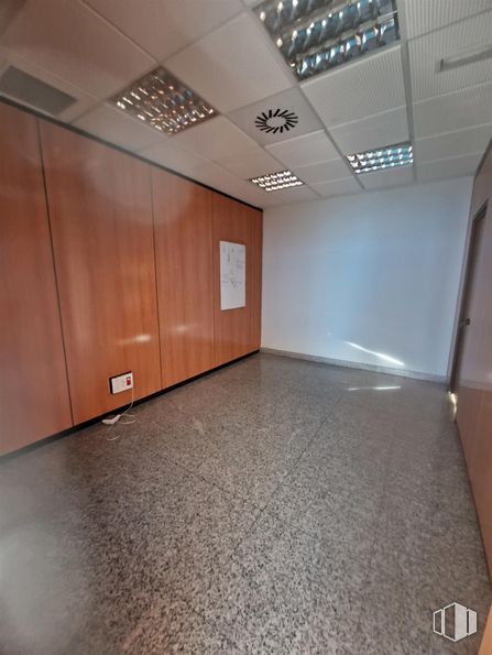 Oficina en alquiler en Zona El Pinar - Punta Galea, Las Rozas de Madrid, Madrid, 28230 con ebanistería, propiedad, interiorismo, accesorio, puerta, pared, suelos, techo, hall y evento alrededor