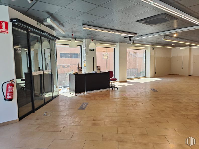 Retail for sale & for rent at Centro urbano, Corral de Almaguer, Toledo, 45880 with flooring, floor, ceiling, interior design, door, hall, glass, tile flooring, shade and transparency around