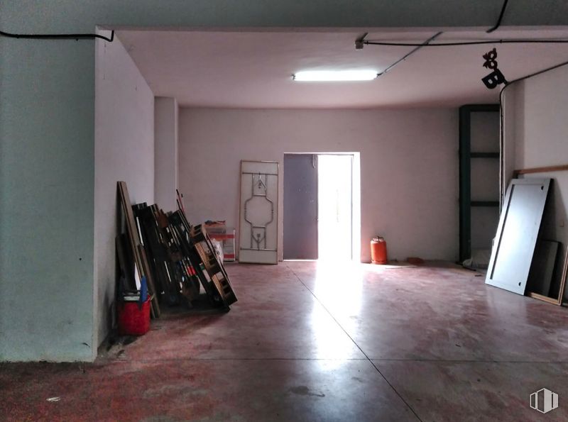 Retail for rent at Urbanización la Tejería, Chinchón, Madrid, 28370 with luggage & bags, fixture, building, wood, interior design, hall, flooring, floor, hardwood and door around