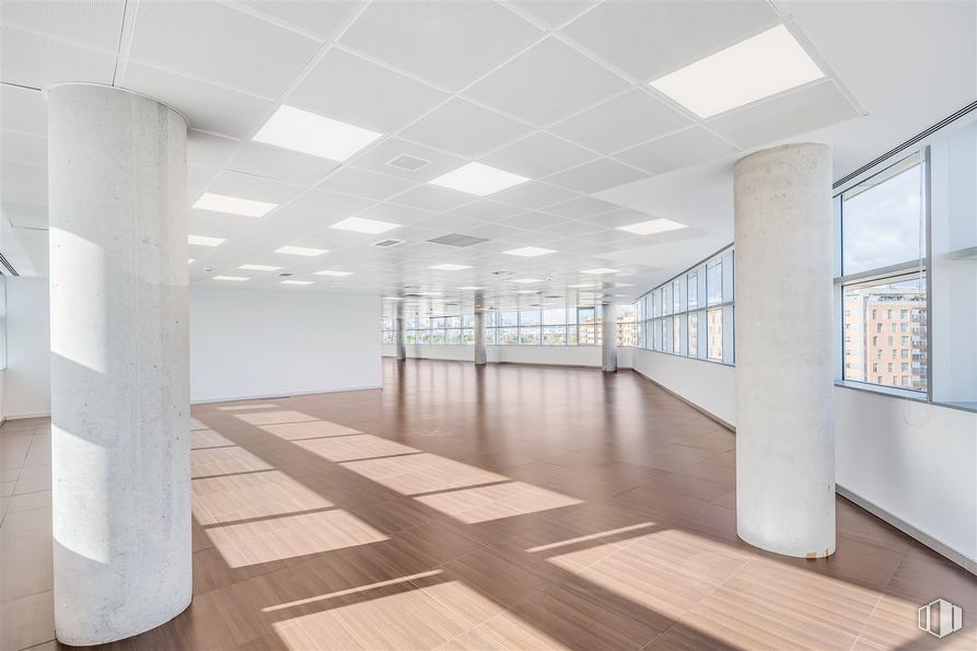 Oficina en alquiler en Calle Puerto Somport, 8, Fuencarral - El Pardo, Madrid, 28050 con alumbrado, ventana, interiorismo, madera, hall, accesorio, arquitectura, edificio, suelos y suelo alrededor