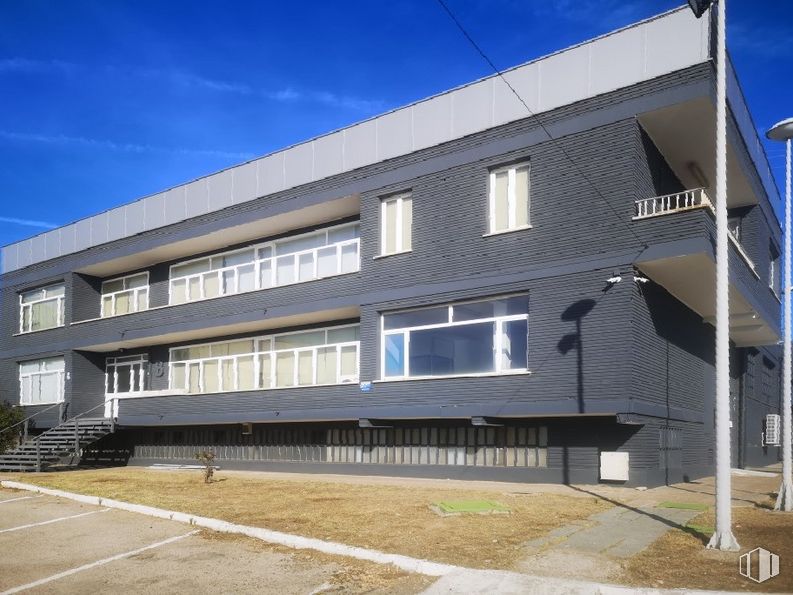 Nave en venta en Avenida Portugal, Móstoles, Madrid, 28935 con edificio, ventana, cielo, diseño urbano, accesorio, inmobiliario, fachada, edificio comercial, condominio y material compuesto alrededor