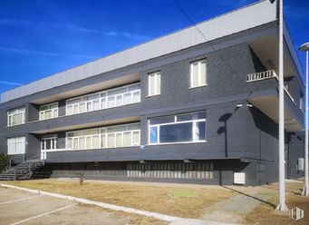 Nave en venta en Avenida Portugal, Móstoles, Madrid, 28935 con edificio, ventana, cielo, diseño urbano, accesorio, inmobiliario, fachada, edificio comercial, condominio y material compuesto alrededor