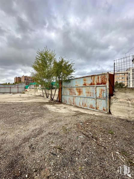 Suelo en alquiler en Calle Bernarda García, 14, Vicálvaro, Madrid, 28052 con nube, cielo, superficie de la carretera, planta, lote de terreno, árbol, asfalto, madera, luz solar y hierba alrededor