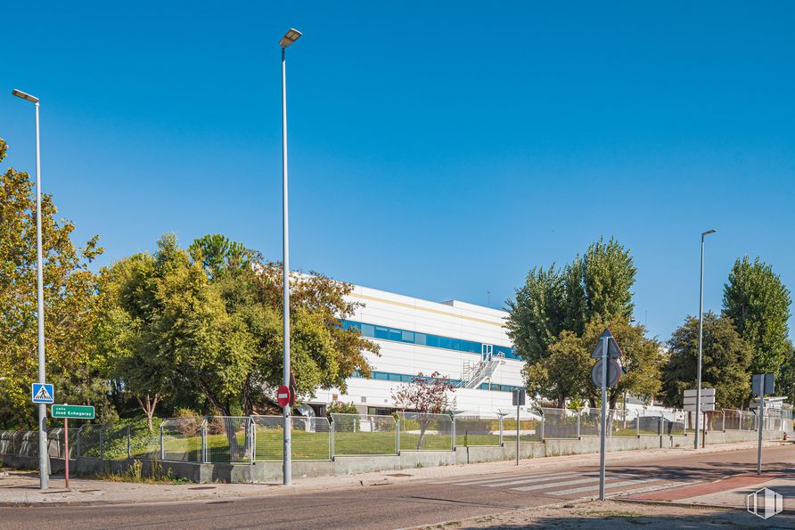 Oficina en alquiler en Calle Vicente Aleixandre, 1, Las Rozas de Madrid, Madrid, 28230 con luz de la calle, edificio, cielo, planta, árbol, superficie de la carretera, asfalto, nube, sombra y diseño urbano alrededor