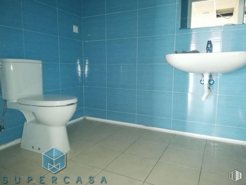 Local en venta en Avenida Madrid, La Puebla de Montalbán, Toledo, 45516 con inodoro, fregadero, propiedad, asiento de inodoro, accesorio de fontanería, verde, azul, púrpura, baño y azur alrededor