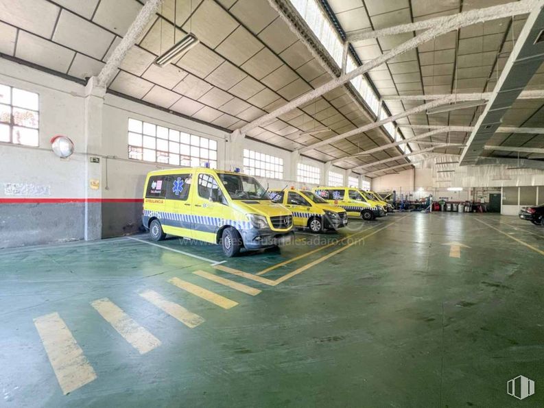 Industrial for sale at Calle Torres Quevedo, Leganés, Madrid, 28914 with van, car, window, wheel, tire, ambulance, motor vehicle, automotive exterior, automotive parking light and light commercial vehicle around