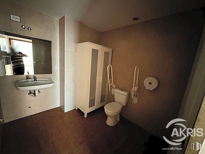 Retail for sale at Zona centro, Argés, Toledo, 45122 with sink, toilet, mirror, plumbing fixture, tap, building, bathroom sink, wood, interior design and bathroom around