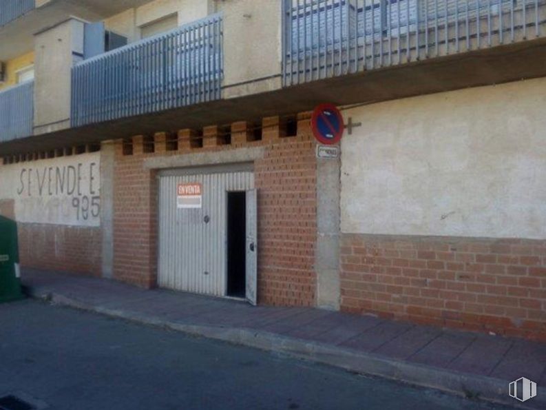 Local en venta en Calle San José, 1, Corral de Almaguer, Toledo, 45880 con puerta, edificio, albañilería, ladrillo, superficie de la carretera, ventana, gas, asfalto, fachada y carretera alrededor