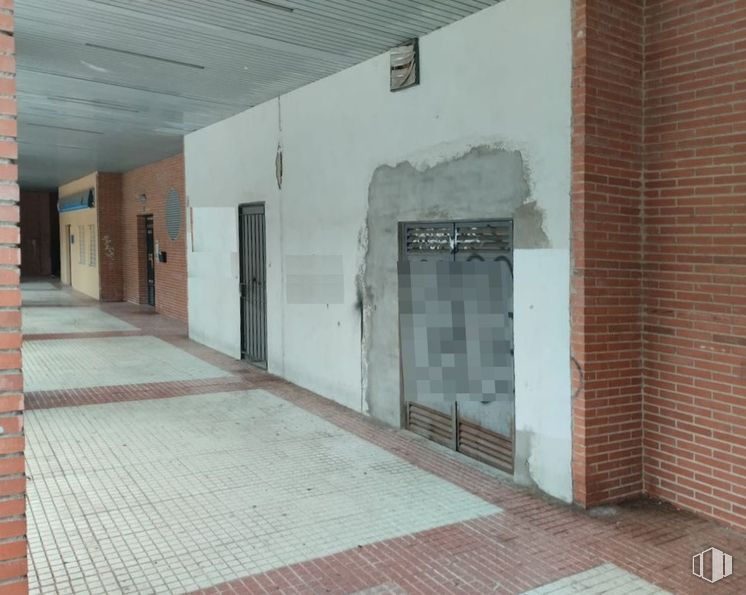 Retail for sale at Calle Jorge Luis Borges, Guadalajara, 19004 with door, wall, floor, brick, brickwork, flooring, composite material, building material, concrete and daylighting around