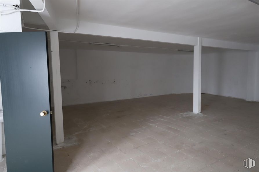 Nave en alquiler en Calle Garci-Nuño, 35, Tetuán, Madrid, 28029 con puerta, suelo, suelos, material compuesto, accesorio, gas, exterior del automóvil, techo, hormigón y habitación alrededor