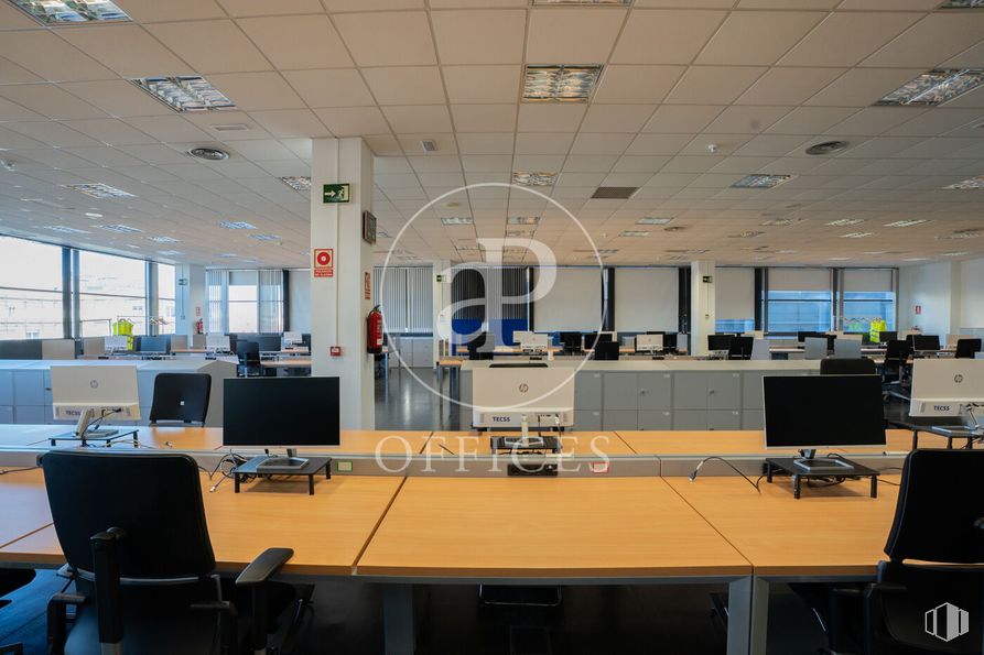 Oficina en alquiler en Avenida Industria, Alcobendas, Madrid, 28108 con pantalla de ordenador, silla, escritorio, mesa, interiorismo, mueble, techo, equipos de oficina, silla de oficina y suelos alrededor