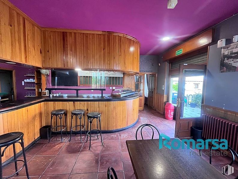 Local en alquiler y venta en Valle de Amblés, Muñogalindo, Ávila, 05530 con taburete, mueble, mesa, propiedad, alumbrado, interiorismo, arquitectura, ebanistería, suelo y silla alrededor