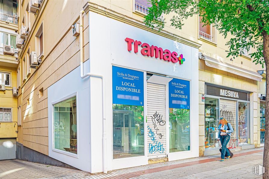 Local en alquiler en Calle Narváez, 27, Salamanca, Madrid, 28009 con ventana, edificio, fachada, fuente, accesorio, venta al por menor, uso mixto, puerta, ciudad y edificio comercial alrededor