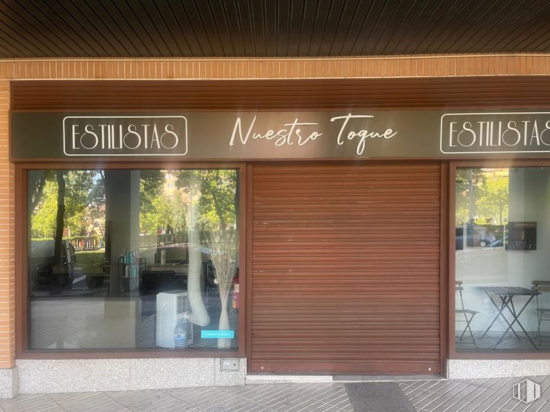 Local en alquiler en Calle Camilo José Cela, Las Rozas de Madrid, Madrid, 28230 con mesa, edificio, interiorismo, fuente, fachada, sombra, madera, venta al por menor, accesorio y tintes y matices alrededor