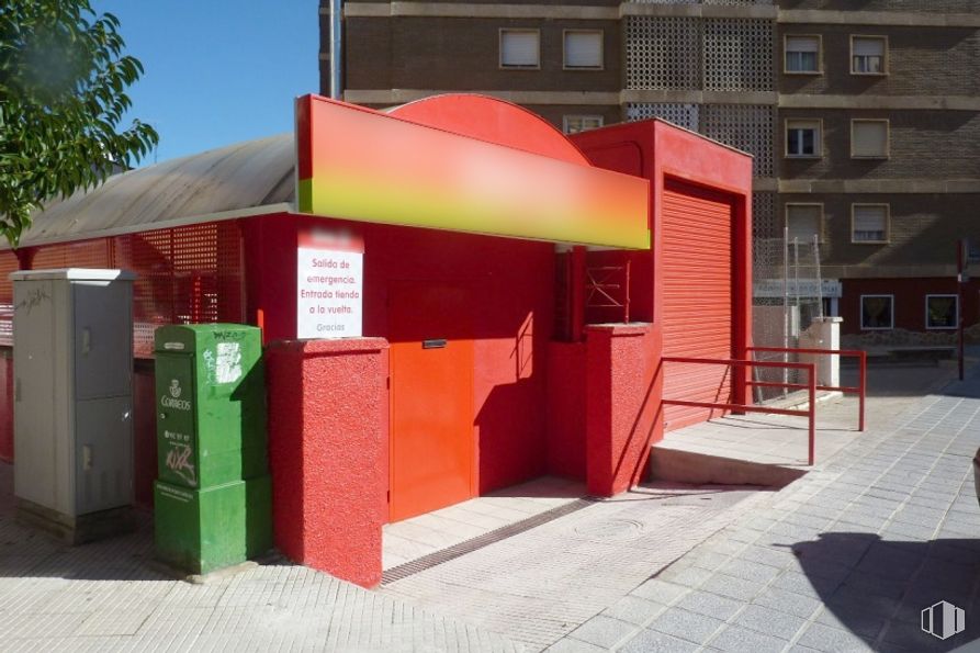 Local en alquiler y venta en Calle Virgen de la Soledad, Guadalajara, 19002 con edificio, ventana, cielo, sombra, naranja, madera, propiedad material, inmobiliario, fachada y gas alrededor