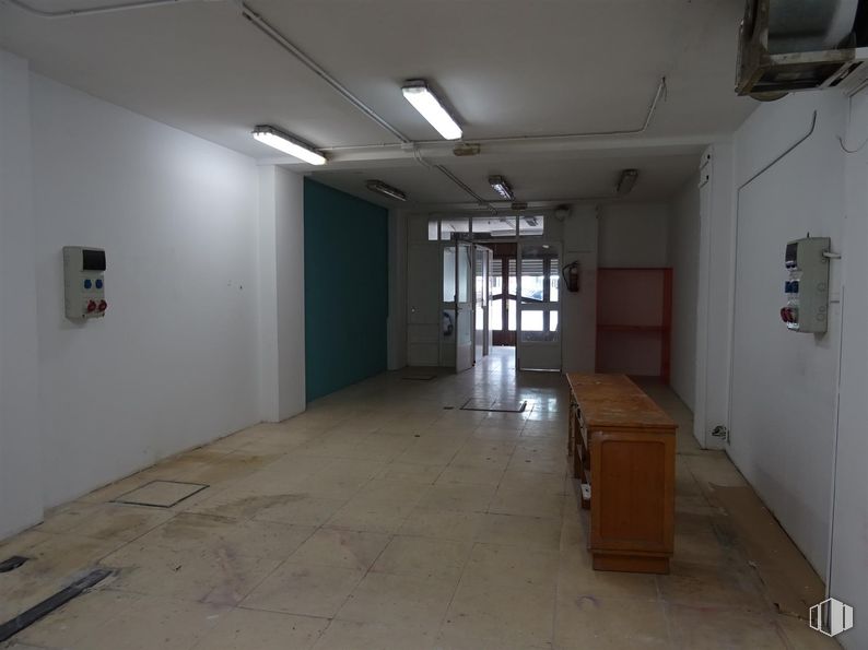 Local en alquiler en Calle Sierra de Gredos, 28, Villa de Vallecas, Madrid, 28031 con accesorio, suelos, madera, ebanistería, suelo, puerta, hall, techo, madera dura y edificio alrededor