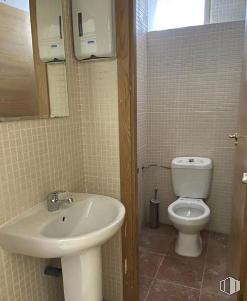 Retail for rent at Avenida Cardenal Herrera Oria, Fuencarral - El Pardo, Madrid, 28034 with toilet, sink, brown, property, mirror, plumbing fixture, bathroom sink, tap, purple and bathroom around