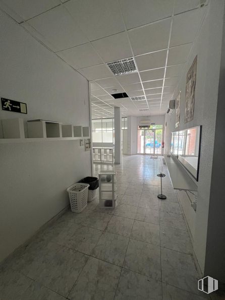 Local en alquiler en Avenida Ejército, 32, Arganda del Rey, Madrid, 28500 con accesorio, suelos, techo, vidrio, arte, espacio, hall, simetría, contenedor de basura y evento alrededor