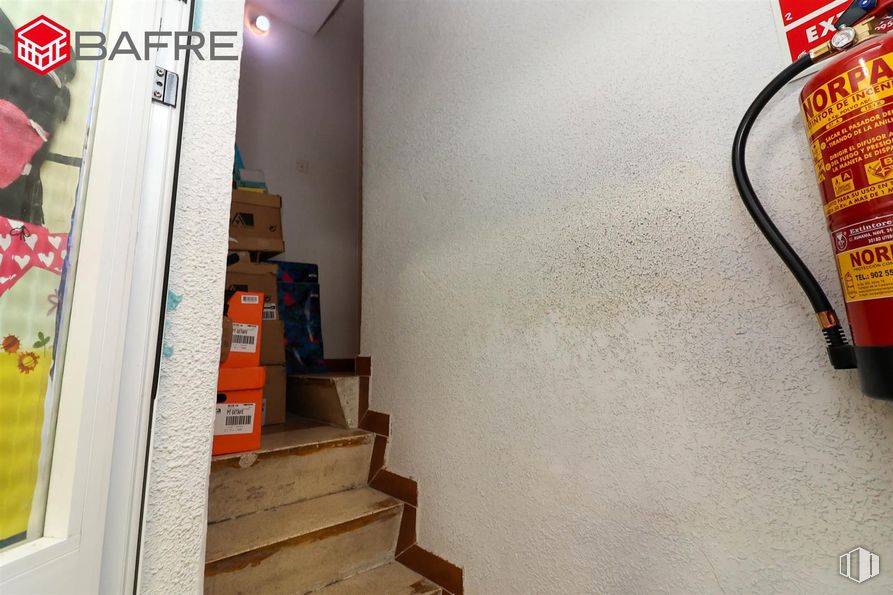 Retail for sale & for rent at Casco urbano, Fuenlabrada, Madrid, 28945 with stairs, gas, wood, font, paint, flooring, room, hardwood, carmine and art around