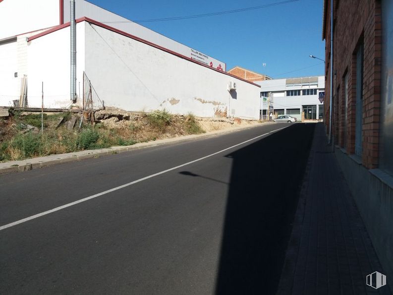 Land for sale at Polígono Industrial El Cerro, Segovia, 40006 with building, plant, sky, road surface, slope, asphalt, tar, residential area, thoroughfare and road around