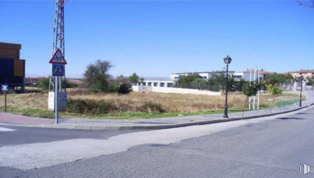 Land for sale at Calle Escuela Vieja, 33, Palazuelos de Eresma, Segovia, 40194 with sky, plant, street light, asphalt, road surface, land lot, tree, tar, residential area and gas around