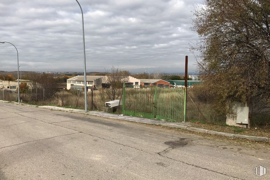 Suelo en venta en Calle Cuesta Carros, 26, Paracuellos de Jarama, Madrid, 28860 con luz de la calle, nube, cielo, planta, superficie de carretera, asfalto, lote de tierra, árbol, edificio y vía pública alrededor