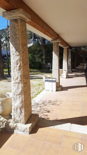 Retail for sale at Zona La Pedriza, Manzanares el Real, Madrid, 28410 with plant, shade, wood, line, wall, real estate, tree, column, sky and flooring around