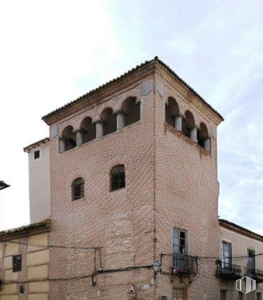 Retail for sale at Calle Principal De La Morería, 2, Arévalo, Ávila, 05200 with building, sky, cloud, window, brickwork, brick, building material, facade, city and medieval architecture around