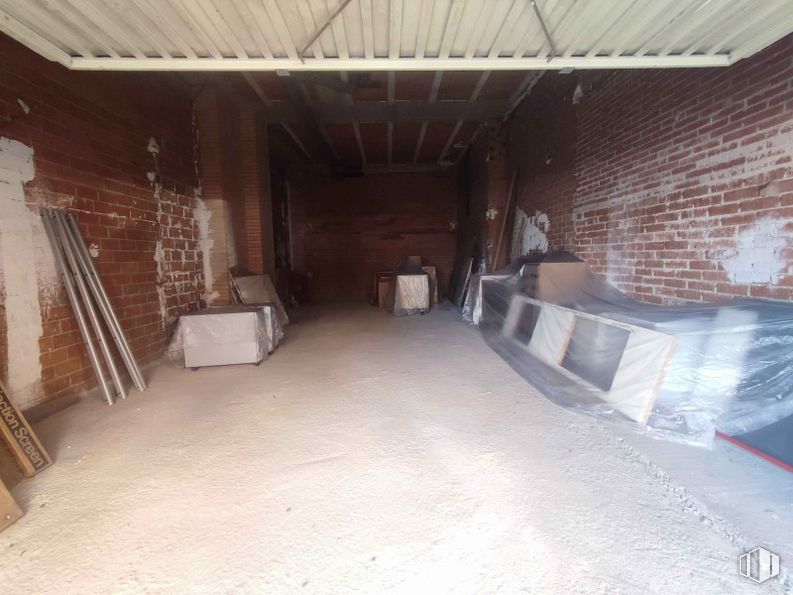 Retail for rent at Calle Alonso Quijano, Fuencarral - El Pardo, Madrid, 28034 with furniture, fixture, floor, wood, composite material, hall, building material, flooring, concrete and ceiling around