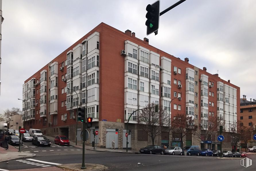 Local en alquiler y venta en Calle Francisco Villaespesa, 6, Ciudad Lineal, Madrid, 28017 con edificio, semáforo, cielo, coche, nube, fotografía, rueda, ventana, infraestructura y alumbrado alrededor