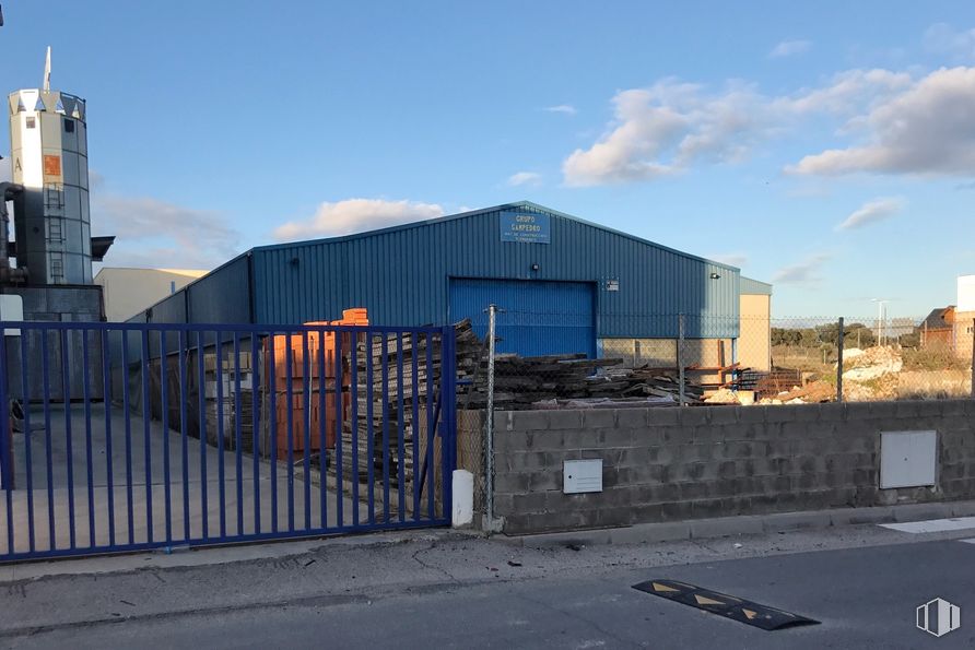 Industrial for sale at Calle Fuente de la Apretura, 37, Chapinería, Madrid, 28694 with building, cloud, sky, road surface, asphalt, fence, residential area, gas, facade and rolling around